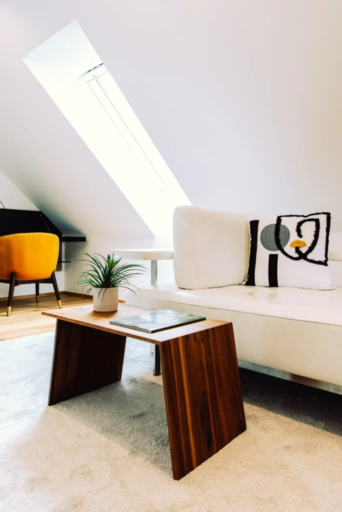 Weißes Sofa im Schlafzimmer. Lädt zum Entspannen ein.